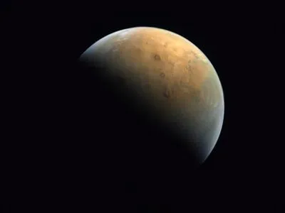 На Землю передали первый снимок Марса с зонда  Al Amal