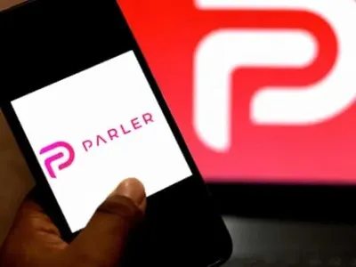 Скандальна мережа Parler відновила роботу