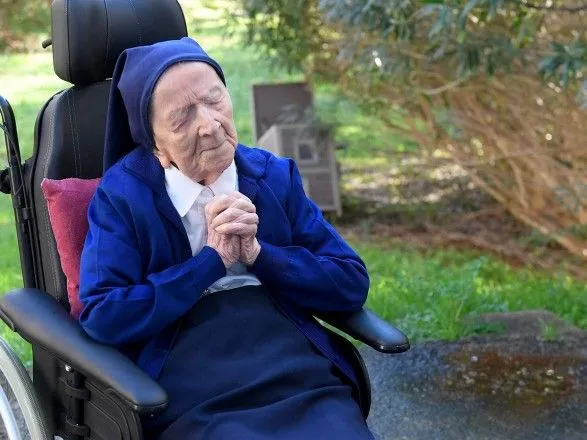 Монахиня відсвяткувала своє 117-річчя і одужання від COVID-19 незвичайним набором алкоголю