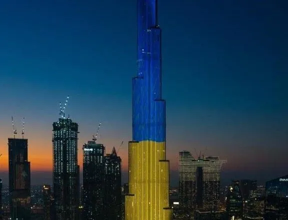 Найвищий хмарочос у світі засяяв кольорами українського прапора