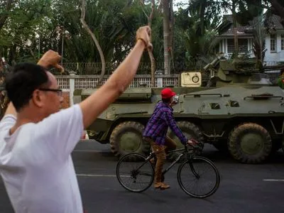Переворот у М'янмі: поліція за допомогою гумових куль намагається розігнати протестувальників