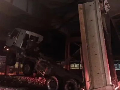 В Киеве грузовик "протаранил" мост: на водителя составили протокол