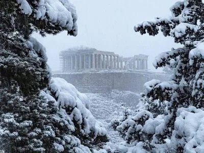 В Афинах из-за сильного снегопада остановили вакцинацию жителей