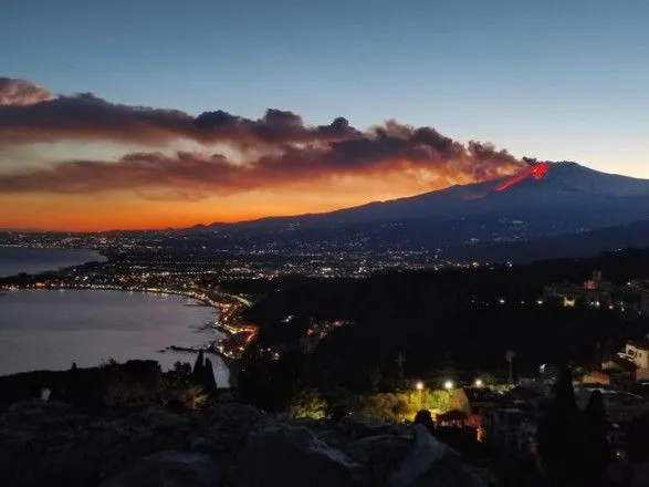 На Сицилії прокинувся вулкан Етна: у мережі з'явились фото виверження
