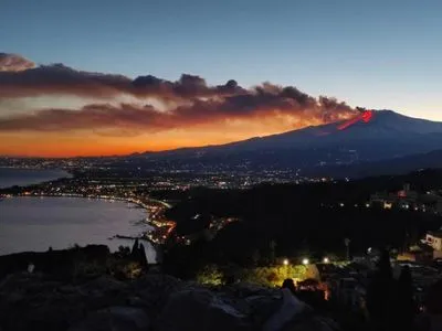 На Сицилии проснулся вулкан Этна: в сети появились фото извержения