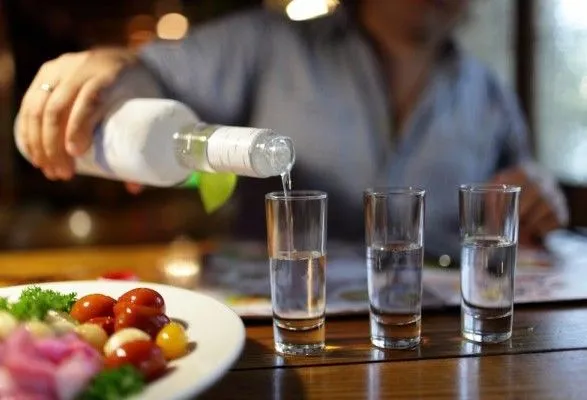 Будьте уважні: бартендер попередив про те, який алкоголь підробляють найчастіше в Україні