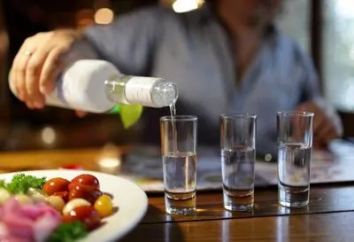 Будьте внимательны: бартендер предупредил о том, какой алкоголь подделывают чаще всего в Украине