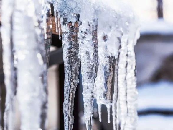 У Львові на двадцятирічну дівчину впала брила льоду: лікарі намагаються врятувати її стопу