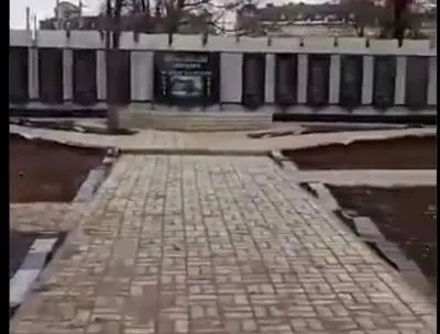 Боевики в Дебальцево поставили памятник с изображением украинского солдата