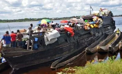 По меньшей мере 60 человек погибли в результате крушения баржи на реке Конго