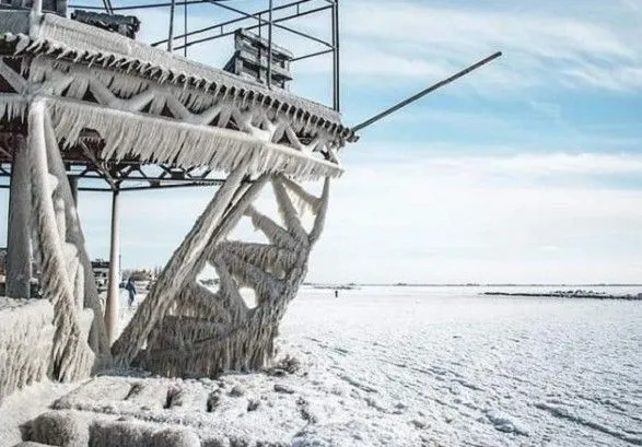 Азовское море замерзло: впечатляющие фото