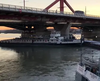 В Будапеште караван барж врезался в мост на Дунае: на помощь пришли украинцы
