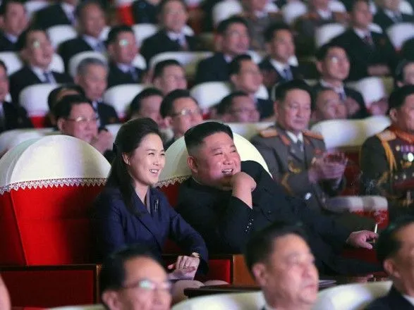 Жена Ким Чен Ына впервые появилась на публике после года отсутствия: они посетили театр