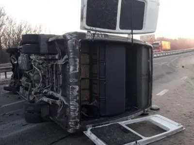 На Харківщині перекинувся пасажирський автобус: 10 людей постраждали