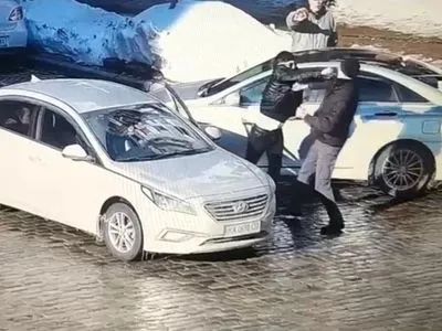 В Киеве водитель до смерти избил пешехода посреди дороги