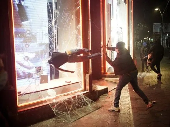Разбивали витрины и бросали камнями в копов: в Испании протестуют несовершеннолетние