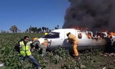 В Мексике в небе загорелся самолет: шесть человек погибли