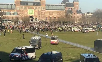 У Нідерландах пройшли антикарантинні протести