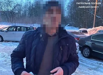 Во Львове автоугонщик закопал себя в снегу, чтобы скрыться от полицейских