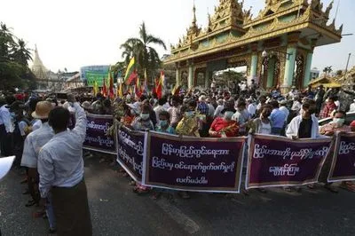В Мьянме на масштабном протесте применили огнстрельное оружие: есть погибшие