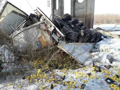 У Чернігівській області вантажівка впала з мосту у Десну, водій-іноземець загинув