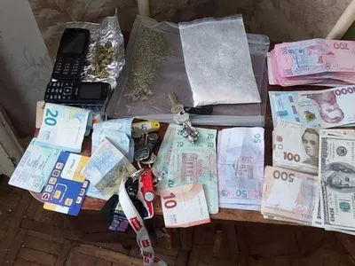 У Києві затримали групу наркоторговців: вилучено 2,5 кг канабісу та 1 кг амфетаміну