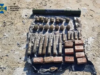 В Луганской области обнаружили два схрона с гранатами и взрывчаткой, заложенных диверсантами боевиков
