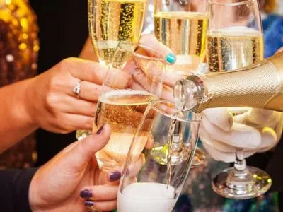 Правда или миф: исследования показали, пьянит ли шампанское быстрее, чем алкоголь без пузырьков