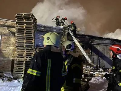 В Киеве горел склад с деревом и бумагой