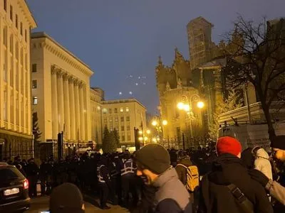 Стерненку волю: активисты пытаются прорваться в здание Офиса Президента