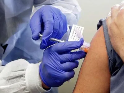 Членам мобільних бригад та медпрацівникам друга доза вакцини від COVID-19 буде вводитися через 28 днів – ЦГЗ