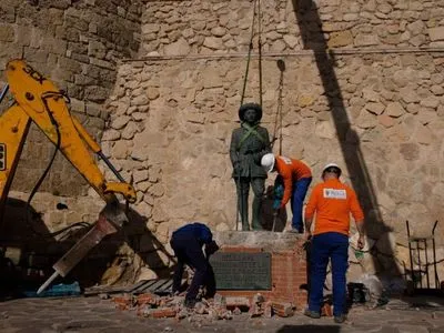 В Испании снесли последнюю статую диктатора Франсиско Франко