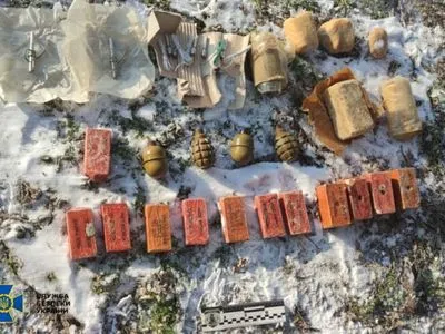 У военного объекта в Херсонской области нашли тайник со взрывчаткой и детонаторами