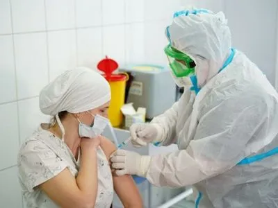 На Київщині першою вакцинували від COVID-19 лікарку з Броварів
