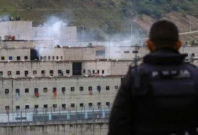 По меньшей мере 75 заключенных погибли в тюремных бунтах в Эквадоре