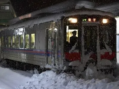 В Японии пассажиры оказались заблокированы на ночь в поезде из-за снегопада