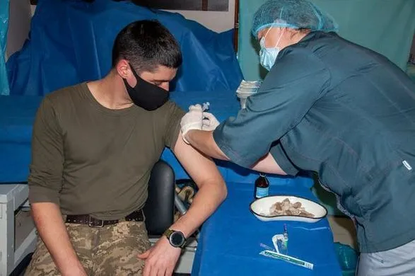 Військових на Донбасі почали вакцинувати від COVID-19