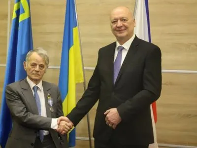 Мустафа Джемилев вручили медаль "За заслуги в дипломатии" от Чехии