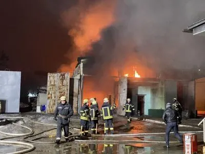 В Харькове на складе произошел крупный пожар: огнем охватило 700 кв. метров