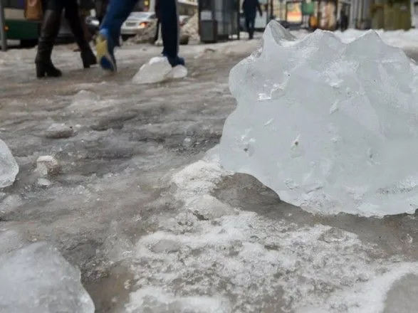 Падіння брили льоду на людину в Києві: постраждалий у реанімації