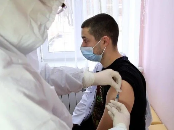Першим на Кіровоградщині від COVID-19 вакцинували сімейного лікаря