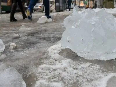 У Киева девушке на голову упала глыба льда