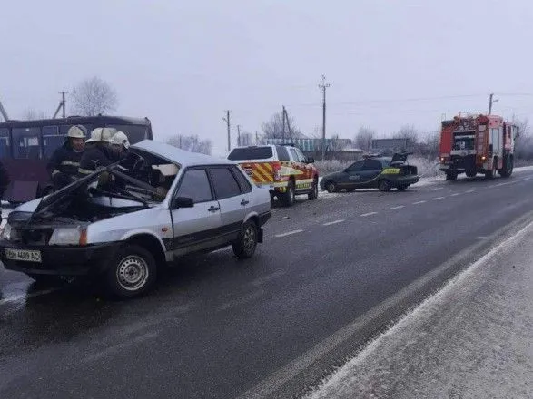 На Харківщині зіткнулися автобус та легковик, загинули двоє людей