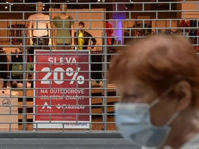 Пандемія: у Чехії громадян зобов'язали носити одразу дві маски або респіратор
