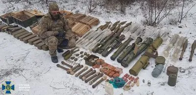 СБУ обнаружила большой схрон ДРГ боевиков с российским оружием