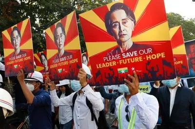 В Мьянме продолжаются протесты против военного переворота, силовики разогнали более тысячи протестующих