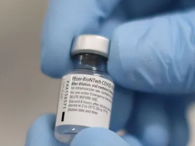 Вакцину від Pfizer дозволили зберігати в звичайному холодильнику