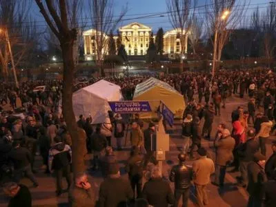 Біля парламенту в Єревані залишилися ночувати більше сотні опозиціонерів
