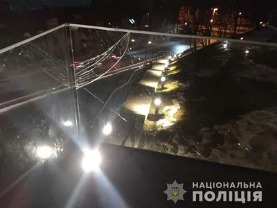 Пьяный киевлянин во Львове разбил ногой стеклянную ограду мемориала Героев Небесной Сотни