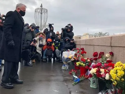 Без традиційного маршу, але з квітами: у Росії проходять акції на честь пам'яті Нємцова